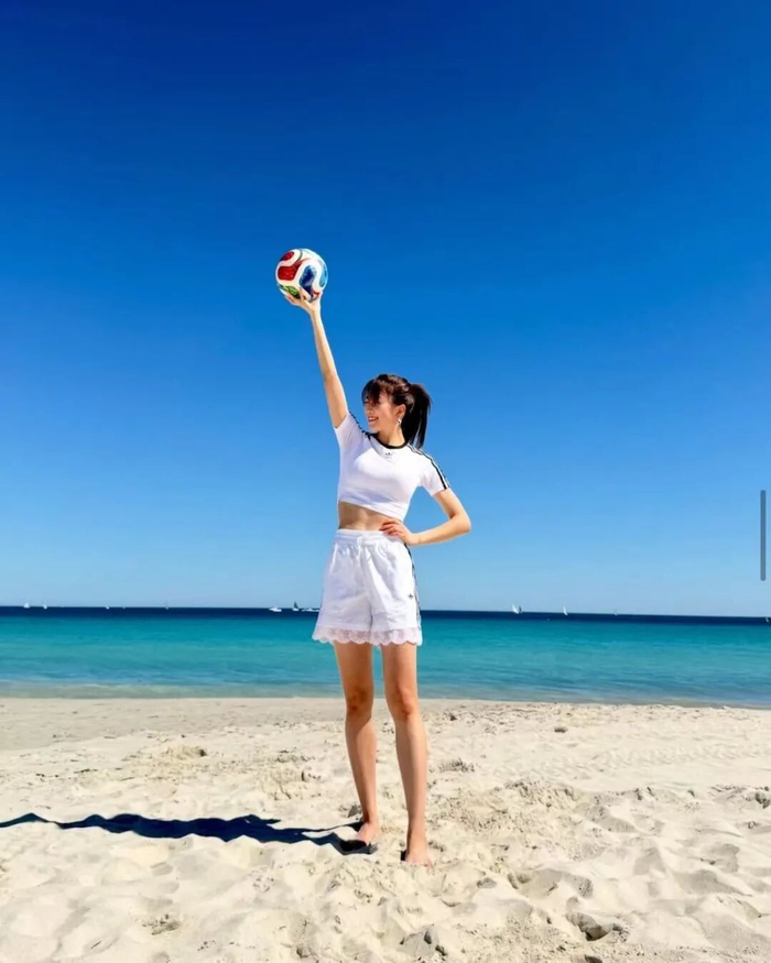 8868体育-【每日足球女神30】这可能是有史以来踢球最好的日本演员|真岛优|花式|球技|训练|足球小将_新浪体育_新浪新闻